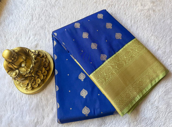 Kanchi weaving Butta And Flower Border With Rich Pallu